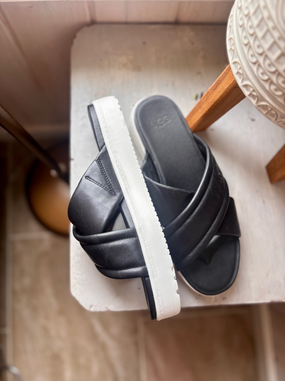 UGG | Zayne cross Band sandal | size 9 - Picture 4 of 6